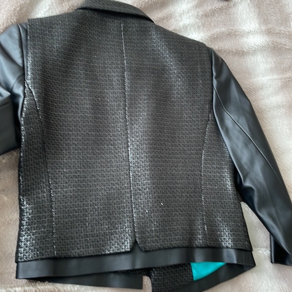 Tahari jacket faux leather and textured front and back on buttons - Picture 6 of 6